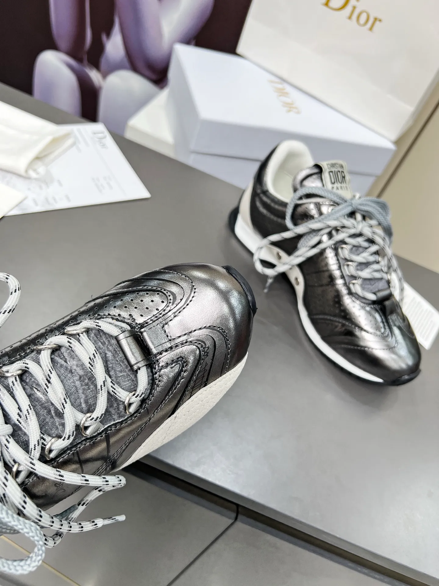 These silver men's shoes 💰580 D-Sketch sneakers are a new product of the 2025 spring and summer ready-to-wear series❤️‍🔥❤️‍🔥❤️‍🔥❤️‍🔥, highlighting the classic retro aesthetics. Crafted from gold-toned crinkled sheepskin and gold-toned laminated calfskin 🌹🌹🌹, it features beige suede calfskin panels and double laces. The side is decorated with a handwritten Christian Dior Men's Shoes 💰aris logo🎆🎆🎆, while the heel and tongue are embellished with Christian Dior Men's Shoes 💰aris logo panels and plaques. Paired with two-color thin rubber soles, they look more refined. Size: 35~41 (men’s model is currently available). Color: black, white, gold, silver.